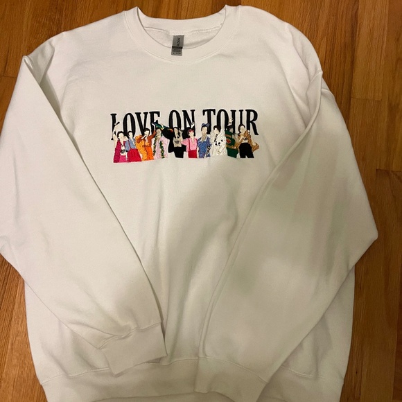 Harry Styles Love on Tour - Picture 1 of 2
